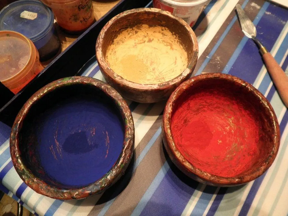 Photo de récipients contenant des pigments des 3 couleurs primaires pour introduire l'atelier d'art associatif