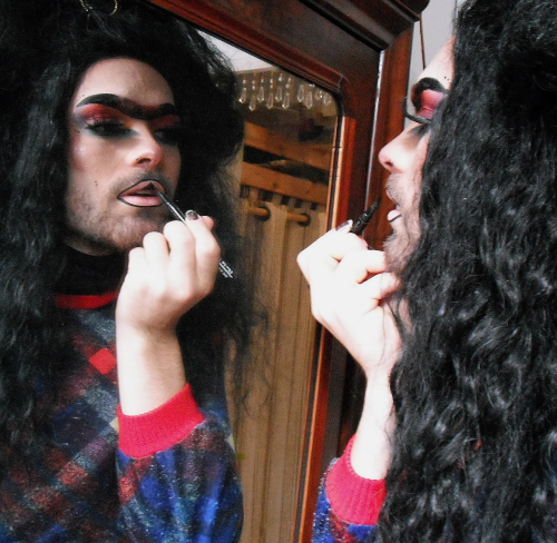 maquillage devant le miroir
