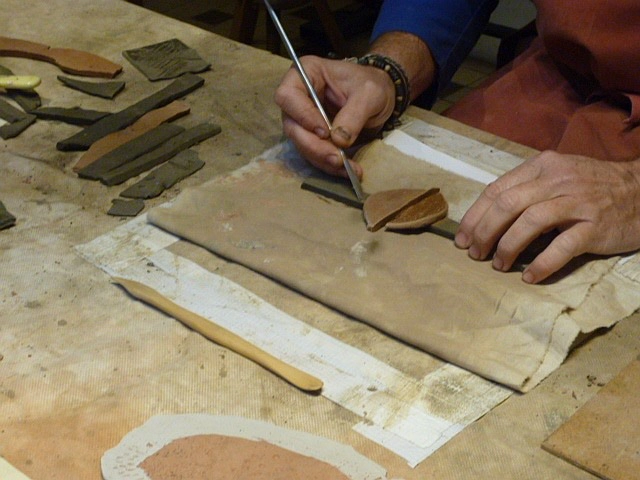 Atelier de pratique artistique libre à Fenetre sur rue. Ici, sur de la sculpture