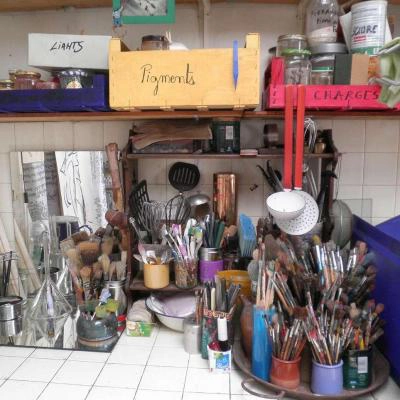 pinceaux et matériel de peinture disponible à l'atelier